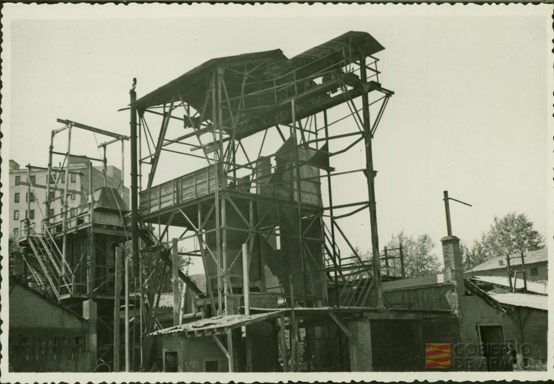 Trabajadores de la empresa Tudor en andamiajes de reconstrucción de la primera fábrica en Zaragoza
